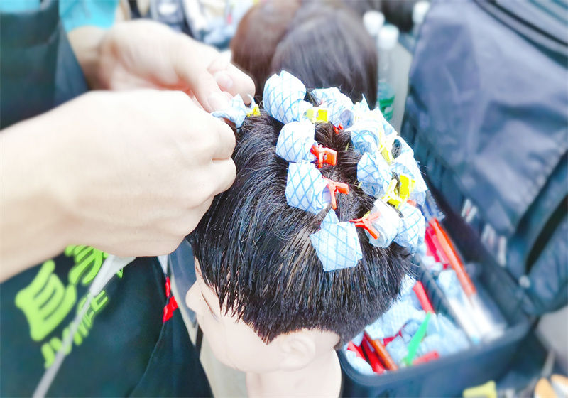成都(dōu)美(měi)發學校(xiào)學費(fèi)多(duō)少(shǎo)錢(qián)一(yī)年(nián)呢(ne)？