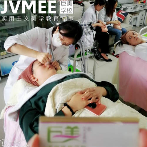 成都(dōu)美(měi)容學校(xiào)哪家(jiā)專業(yè)