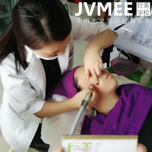 美(měi)容化(huà)妝課程哪裡(lǐ)專業(yè)