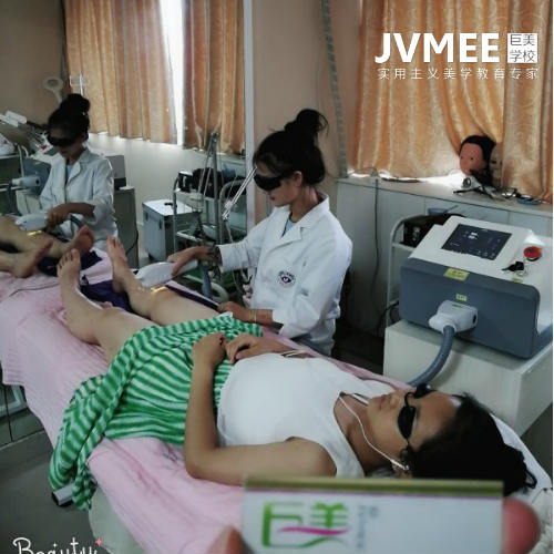 成都(dōu)找學美(měi)容化(huà)妝的(de)地(dì)方