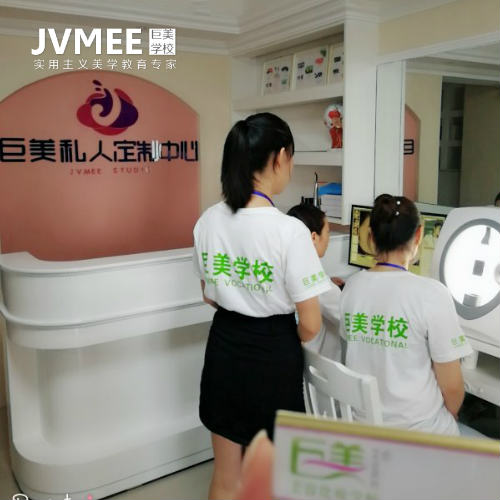 成都(dōu)有(yǒu)沒有(yǒu)學美(měi)容化(huà)妝的(de)學校(xiào)