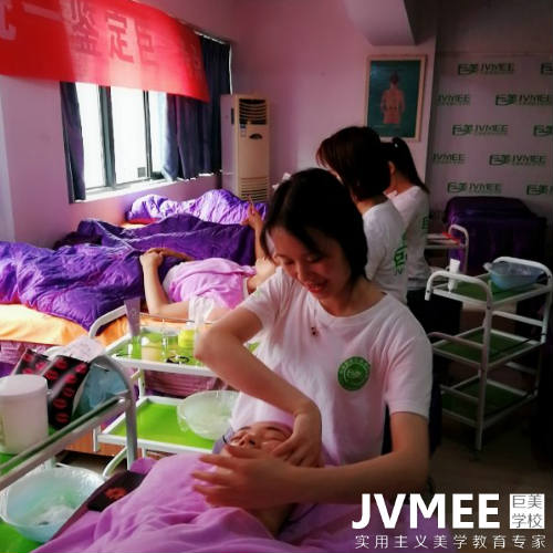 美(měi)容美(měi)發化(huà)妝培訓中心去(qù)哪家(jiā)