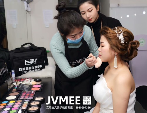 播音(yīn)專業(yè)辍學學美(měi)容化(huà)妝