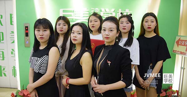 女(nǚ)人(rén)做(zuò)服裝導購(gòu)好(hǎo)還(hái)是(shì)學美(měi)容養生(shēng)好(hǎo)