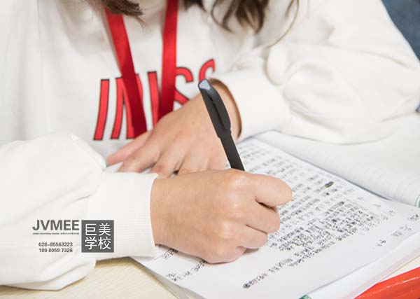 去(qù)學校(xiào)學美(měi)容報(bào)初級班還(hái)是(shì)全能(néng)班