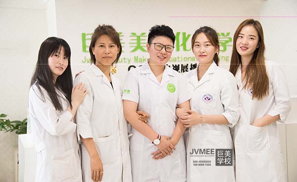 內(nèi)向的(de)女(nǚ)孩應該學美(měi)容還(hái)是(shì)學西(xī)點